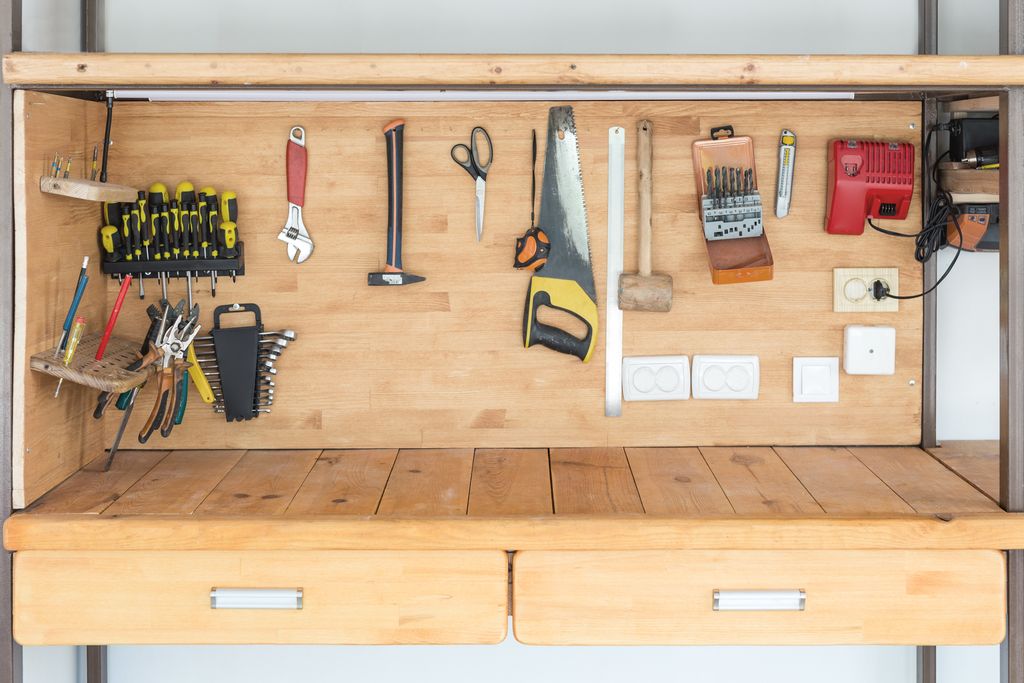 Exemple d'établi en bois pour atelier et garage avec ses outils et tiroirs 