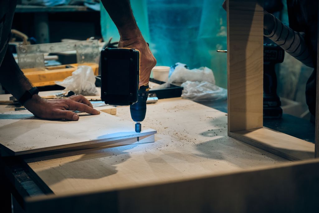 personne qui travaille à sa table de travail ou établi en bois